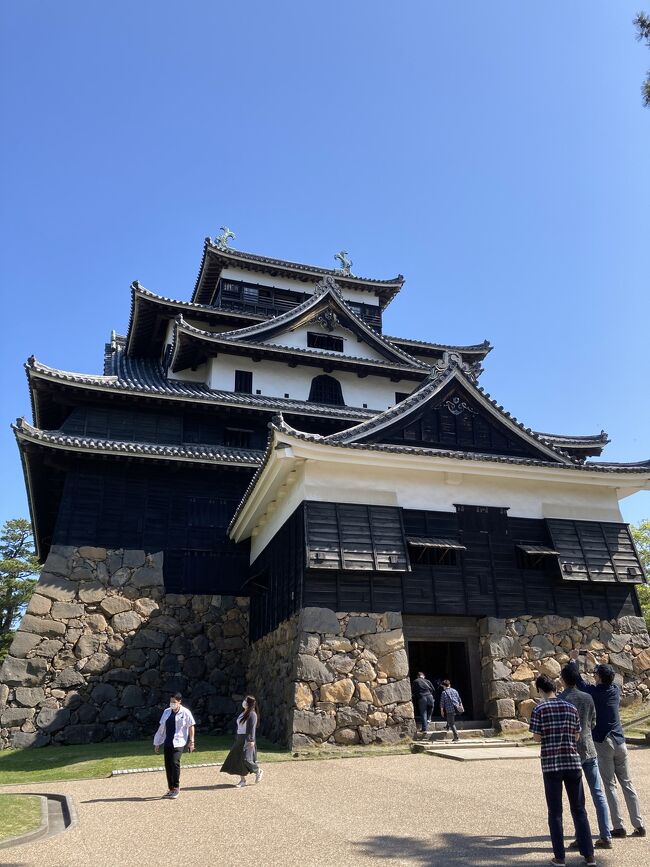 宍道湖を堪能したくて宍道湖が見えるという「しんじ湖温泉」へ宿泊。<br /><br />ツアーとの合流場所が変更になったので時間ができ、松江城、小泉八雲記念館、武家屋敷を見学し半日ながら松江を散策しました。<br /><br /><br />写真は国宝松江城
