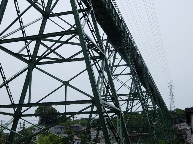 横浜市旭区、そこには国内では貴重な構造の橋がなんと3本も存在します。<br /><br />高い鉄骨の櫓(トレッスル)を何本も立ててその間に橋(ガーダー)を渡すタイプの橋：トレッスル橋です。<br />有名なものは、かつての余部鉄橋で、そのほかにも国内には10余り現存しているようです。<br />どれも長スパンの橋を架ける技術がまだなかった時代の古い橋です。<br /><br />今回訪れたトレッスル橋は、横浜の水道水を運ぶ水道橋です。<br />現在の技術であればポンプと高圧配管で地下に敷設できるのですが、1952年の建設当時はまだ難しかったようです。<br />古代ローマの水道橋とはまた違った趣ですが、その迫力は十分です。