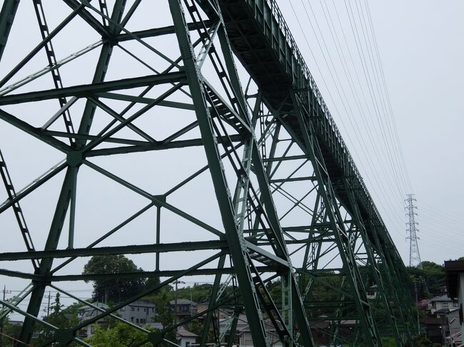 横浜市旭区、そこには国内では貴重な構造の橋がなんと3本も存在します。<br /><br />高い鉄骨の櫓(トレッスル)を何本も立ててその間に橋(ガーダー)を渡すタイプの橋:トレッスル橋です。<br />有名なものは、かつての余部鉄橋で、そのほかにも国内には10余り現存しているようです。<br />どれも長スパンの橋を架ける技術がまだなかった時代の古い橋です。<br /><br />今回訪れたトレッスル橋は、横浜の水道水を運ぶ水道橋です。<br />現在の技術であればポンプと高圧配管で地下に敷設できるのですが、1952年の建設当時はまだ難しかったようです。<br />古代ローマの水道橋とはまた違った趣ですが、その迫力は十分です。