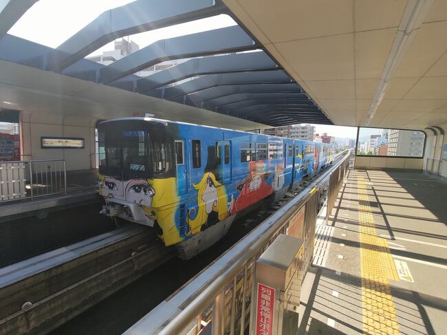 7時過ぎに起床し、8時過ぎにホテルを出て、モノレールに乗って片野駅に向かう。<br />片野駅から少し歩いたところにある、うどんMapにも出た、ふじ岡で朝食。<br />食後、一旦ホテルに戻り、10時頃チェックアウト。<br /><br />揚子江とシロヤでお土産を購入し、青いソニックに乗って博多へ。<br />指定席を買わなかったので、座れるか心配だったけど、無事座れて一安心。<br /><br />博多駅について、まずはコインロッカーを探すも、どこもいっぱいだったので、スーツケースを持ったまま初日に行けなかった店に向かうも、活きイカは予約のみとのことで、またもや断念。<br />仕方がないので、近くでイカが食べれる店を探して向かうも、イカはないとのことだったので、残念だけど今回はイカは断念。<br /><br />12時過ぎに昼食を食べ、改めてコインロッカーを探すも、どんたくだからか、どこも空いてないので、どんたくも諦めて14時過ぎに空港に向かう。<br /><br />スカイマークのカウンターで便変更ができるか確認したら、差額が2万円近く必要とのことで、あっさり断念。<br />仕方がないので、ビールを飲んだりお土産を買って時間をつぶしたが、ゆっくりくつろげたので、思いの外悪くなかった。<br />最後は、ドトールで一服。<br /><br />定刻通り搭乗が始まり、寝ているうちに離陸し、羽田上空で少し旋回したせいで、少し遅れて羽田到着。<br /><br />20時前のバスに乗ってYCATに戻り、スカイビルで夕食を食べ、22時前、無事帰宅。<br /><br />この日は、13km、約18千歩と、意外と歩いていた。<br />結果的に5日間で、約60km、約8万歩も歩いてた。<br /><br />今回は小倉に4泊して、ゆったりした計画だったこともあり、暮らすように旅することが出来たかな。<br />友人一家との有田陶器市も楽しかったし、天気も傘をさすこともなく、どんたくが見れなかったことは残念だけど、概ね満足。