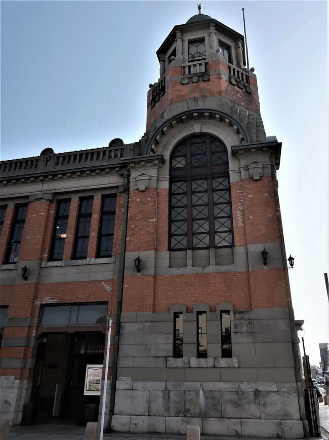 JR門司港駅周辺地域に残る外国貿易で栄えた時代の建造物を中心に、ホテル・商業施設などを大正レトロ調に整備した観光スポットであり、国土交通省の都市景観100選、土木学会デザイン賞2001最優秀賞を受賞している。<br /><br />門司港レトロにある建築物<br />JR門司港駅 - 1914年(大正3年)築。国の重要文化財。<br />九州鉄道記念館 - 1891年(明治24年)築の旧九州鉄道本社を本館として使用。<br />北九州市旧大阪商船 - 1917年(大正6年)築。旧大阪商船門司支店。国の登録有形文化財。北九州市が取得。 わたせせいぞうと海のギャラリー(2階)<br />北九州市旧門司三井倶楽部 - 1921年(大正10年)築。1991年(平成3年)門司区谷町より駅前へ移築。国の重要文化財。北九州市が取得。<br />アインシュタインメモリアルルーム(2階) - 1922年(大正11年)にアインシュタインが宿泊した部屋を当時の状態で展示。<br />林芙美子資料室(2階)<br />門司区役所 - 1930年(昭和5年)築。国の登録有形文化財。<br />北九州市旧門司税関 - 1912年(明治45年)築。現地にて修復・再建。北九州市が取得。<br />旧三井物産門司支店 - 1937年(昭和12年)築。旧JR九州北九州本社。北九州市が取得。<br />海峡プラザ - 1999年(平成11年)築。観光客向け複合商業施設。<br />プレミアホテル門司港 - 1998年(平成10年)築。門司港観光の拠点。アルド・ロッシの遺作。インテリアデザインは内田繁による。<br />関門海峡ミュージアム - 2003年(平成15年)築。海峡をテーマとした屋内型観光施設。<br />北九州市大連友好記念館 - 1995年(平成7年)築。北九州市の友好都市である大連市の歴史的建造物の複製。<br />ブルーウイングもじ - 1993年(平成5年)築。門司第一船留まりに架かる、全国で唯一の歩行者専用の跳ね橋である。<br />(フリー百科事典『ウィキペディア(Wikipedia)』より引用)<br /><br />門司港レトロ地区 については・・<br />https://www.mojiko.info/<br />