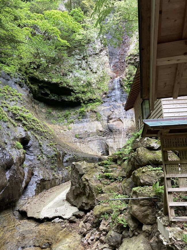 今回のスペシャルツアーは、隠岐島ツアーでした。最初に1番大きな島、島後（どうご）の空港に到着。<br /><br />隠岐島は島後（隠岐島）と島前（どうぜん）の三島、中ノ島、西ノ島、知夫里島とその周りにある180の小さな島からなっています。<br /><br />島根県沖、日本海にあり、島根半島の東北約60キロから40キロくらい。<br /><br />韓国との間で問題になっている竹島まで158キロ。<br /><br /><br />写真は檀鏡の滝の雌滝。