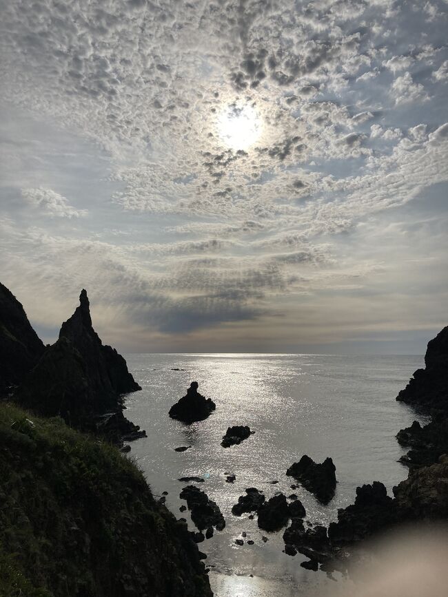 2日目はフェリーで中ノ島へ。<br /><br />中ノ島では隠岐神社にて正式参拝、隠岐牛のランチ。そして高速船「いそかぜ」にて西ノ島へ移動。<br /><br />西ノ島では、黒木御所後へ。その後摩天崖を約1時間少々かけて257m近くを降りてきました。<br /><br /><br />写真は観音岩と夕日。<br />