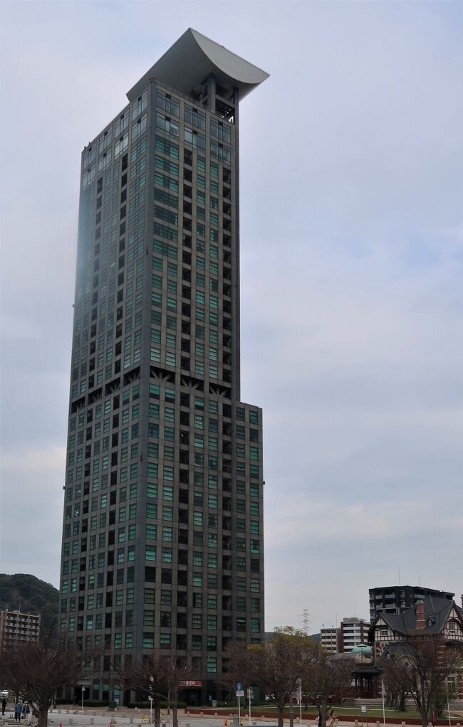 門司港レトロ展望室 北九州市門司区東港町1-32<br />門司港レトロ展望室は、日本を代表する建築家・黒川紀章氏が設計した高層マンション『レトロハイマート』の31階にあります。高さ103mから関門海峡や門司港レトロの街並みを見渡せる絶景ポイントです。また、夜景も見ることができ恋人たちのデートスポットとしても人気です。館内にはカフェが併設してあり、ゆっくりとお茶を飲みながらくつろぐこともできます。<br />https://www.mojiko.info/spot/tenbo.html より引用<br /><br />門司港レトロ については・・<br />https://www.mojiko.info/about/index.html<br /><br />日本の三大港として数えられた門司港<br />かつて、明治から昭和初期にかけ栄華を誇った街、門司。近代日本を支えた港町として歴史に名を刻んでいる。 明治22年に石炭などを扱う国の特別輸出港に指定され、貿易港としての地位を確立した門司は、その後、日清戦争、日露戦争の勃発と共に、栄えていく。中国大陸が近いこともあり、軍需品や兵士たちを送り出す重要な港となり、米、兵器、軍服などの品物を扱う商業が目覚ましく発展していった。<br />大正3年には門司駅新駅舎(現在の門司港駅)が完成。この年の8月に日本は第一次世界大戦に参戦。11月には中国の青島を攻略し、門司は大戦景気に湧きたった。その後、欧州航路の寄港地にもなり、港は莫大な利益を得ていくことにる。大陸貿易も盛んで満州などへの貿易船や客船で大変賑わった。この頃には、日本三大港(神戸、横浜、門司)の一つとして数えられ、重要な国際貿易の拠点となっていた。大商社や銀行が先を争って門司に支店を出そうとし、地価が暴騰したのもこの時である。また、大陸貿易の発展とともにもう一つ賑わったものがあった。料亭と花街だ。門司には数多くの料亭があり、清滝には10件以上もの料亭が林立していた。旅館も多数あり、中には高松宮殿下が定宿としていた宿もあったそうだ。また、芸伎衆もおよそ200人、置屋も20軒以上あったと言われており、当時の華やかな風情が想像できる。<br />このように、終戦前までは非常に栄えていた門司だが、終戦とともに大陸貿易が縮小され石炭の輸出も減り、港として低迷し次第に衰退していくことになる。その後、門司港は行政と民間の協力のもと、1995年に『門司港レトロ』として生まれ変わり、今では年間200万人以上の人が訪れる観光地として、新たな歴史を歩んでいる。<br />https://www.mojiko.info/about/index.html より引用<br />
