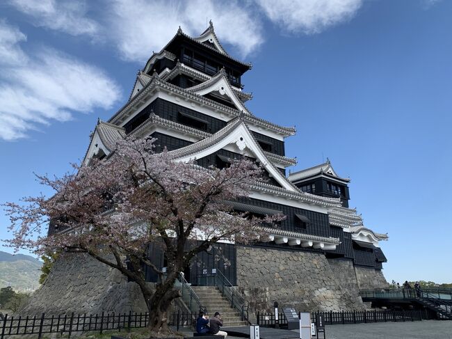 復旧・復興が進む熊本。今回は熊本のシンボルで日本三堅城に名が挙がる熊本城を紹介します。震災から早６年。道や階段を塞いでいた石垣は片付けられ、被害を受けた櫓の下にも大きな鉄骨が入るなど復旧に向け工事が進んでいますが、まだ手付かず状態の所も多く、完全復旧までにはかなり時間がかかりそうです。甚大な被害を受けた熊本城。天守の見学が再開されたと聞き訪れました。※熊本城の完全復旧は2037年の予定