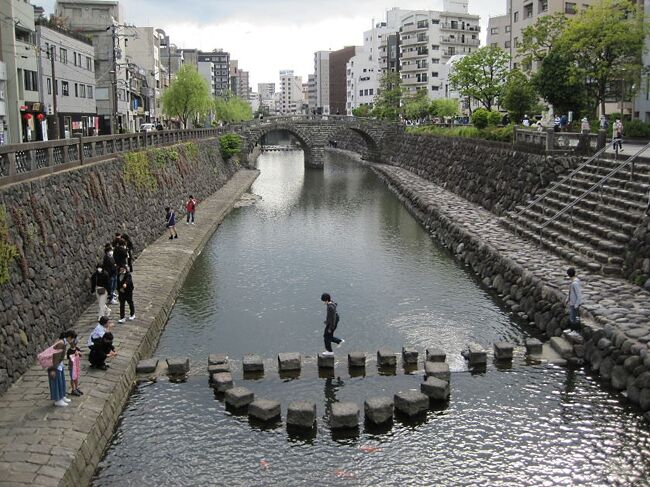 成田からLCCに搭乗して、長崎に向かいます。<br />今回の旅は、長崎観光、平和への祈り、名物探索を中心に旅程を組みました。<br /><br />1日目は長崎空港よりバスで長崎駅前を目指します。当日と翌日、2日分の長崎電気軌道（市電）の1日乗車券を購入し、市電を活用して観光します。長崎駅前辺りから眼鏡橋・出島方面に向かいます。<br /><br />2日目は原爆やキリスト教関連の観光を中心に、長崎の歴史を学びます。<br /><br />最終日はホテルをチェックアウト後、初日と同じ様にバスで空港へ向かいLCCに搭乗、成田より在来線で帰路につきました。<br /><br />長崎は開国していた港街だけに、神戸や横浜に似た顔を持っています。それと同時に、キリスト教の影響、また原爆を絶え抜き復興をなし遂げた街でもあり、歴史の中で特異な街であったと感じる旅となりました。<br /><br />前編では、1日目の行動を中心に、お伝えします。