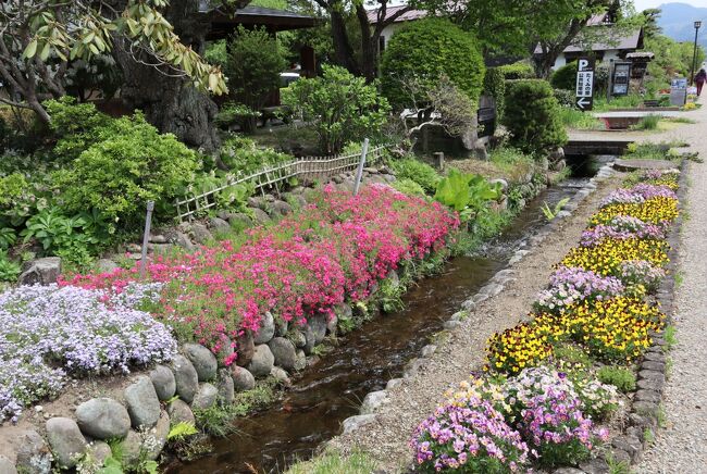 たくみの里は、旧三国街道の須川宿が醸す日本の原風景と、土地に息づく昔ながらの手作り体験を楽しめるスポットです。のどかな田園風景の中に点在するそれぞれの「たくみの家」では、木工、竹細工、和紙といった伝統工芸の見学をはじめ、クラフト作品づくりやそば打ち体験などができるほか、農産物の直売、土産物の販売もしています。<br /><br />農耕や運搬で重宝された馬を祀る馬頭観音や道祖神、地蔵尊などの素朴な野仏めぐりや須川宿資料館（古文書や武具、生活用具など約1,000点の展示により、須川宿の歴史を紹介）、旧大庄屋役宅書院、泰寧寺の山門・本堂などの史蹟めぐり、宿場通りの用水路（旧三国街道須川宿の堰）、白壁の蔵・切妻や入母屋の民家をめぐりのもお勧めです。<br /><br />食のたくみも勢ぞろいしています。里山食堂・やまいち屋・ふれあいの家のそれぞれ特徴のあるそば、福寿茶屋の自家製豆腐、八福庵の焼きまんじゅう、まるしょう屋の自家製たい焼き、たくみカフェのピザ体験など盛りだくさんです。いちご、ブルーベリー、さくらんぼ、ぶどう、りんごなど、四季折々のフルーツ狩りも楽しめます。