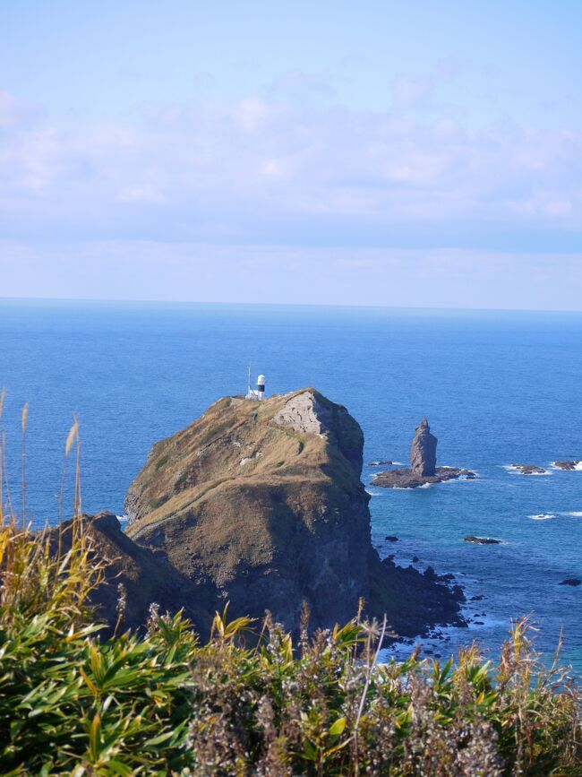 2020年の夏～秋はコロナのせいで色々あって北海道にプチ移住＆お仕事してました。めでたく無事に終了を迎えたので大阪に帰る前に「お疲れさま旅行」にいってきました～<br />ーーーーーーーーーーーーーーーーーーーー<br /><br />〇ざっくりした旅程〇<br />　10/19月　出発→層雲峡へ（層雲峡温泉）<br />　10/20火　層雲峡→清里（清里）<br />　10/21水　清里→標茶（標茶）<br />　10/22木　標茶→滝川（滝川）<br />　10/23金　滝川→留萌（留萌）<br />　10/24土　留萌→名寄（名寄）<br />　10/25日　宗谷本線の旅（紋穂内）<br />　10/26月　宗谷本線の旅（抜海）<br />　10/27火　抜海→留萌→増毛（増毛）<br />　10/28水　増毛～雄冬～増毛（増毛）<br />　10/29木　増毛→森（森）<br />　10/30金　森→小樽（小樽）<br />★10/31土　小樽→積丹→白老（白老）<br />　11/01日　ウポポイ　→大阪へ（実家）<br /><br />※この旅行記は★のところの後半です。<br />※全て公共交通機関を利用します<br />※（○○）は宿泊地です<br />※10/30まではGoToトラベルキャンペーンの一環で登場したお得切符【HOKKAIDO　LOVE6日間周遊パス】を2枚利用してました。<br />ーーーーーーーーーーーーーーーーーーーー<br /><br />旅行13日目の後半戦！<br />北海道何度か来てるわりに意外と有名どころに行ってないワタクシ。<br />せっかく後志（しりべし）地方巡るからずっと行ってみたいと思ってた「積丹」に行くことにした。<br />積丹ブルーはとんでもなく美しいらしいって噂やし、ぜひ見てみたいと思ってて。<br /><br />がしかし、当初のルートは時期的にバスが終了してたりで計画変更することに。。。<br />しかも！！めっちゃ楽しみにしてた神威岬の「チャレンカの小道」及び灯台付近が通行止め・・・( ﾉД`)ｼｸｼｸ…<br /><br />などいろいろとリベンジ案件は増えたものの、<br />第一目的の「積丹ブルー」は堪能できたし十分満足！<br /><br />※毎度おなじみ、同じような写真が続きます。飛ばしてください。<br />