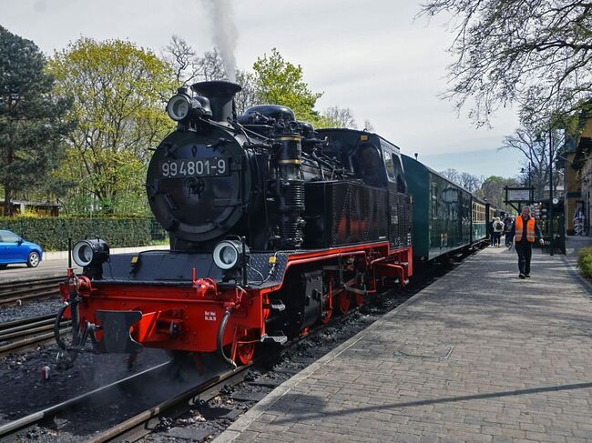 バルト海に浮かぶドイツ最大の島でリューゲン狭軌鉄道のＳＬ列車に乗車(後編)。その後、首都ベルリンへ。<br /><br />2019年のゴールデンウイークは10連休。出発を1日と数時間前倒しすると経由便ながら羽田→コペンハーゲン、フランクフルト→羽田のオープンジョーで、サーチャージや税もコミコミ8万円を切る航空券を見つけたのが前年の6月。羽田発や現地発の時間帯も良いので、まだ出発が10ヶ月以上先ではあるものの、先手を打って迷わずゲット。<br /><br />往復の機中泊を含めると11泊12日、現地滞在正味10日の旅の入り口にコペンハーゲン、出口にフランクフルトを選んだんだのは、デンマークとドイツの間の海峡で列車を連絡船(フェリー)に乗せて航送する渡り鳥ラインと呼ばれるコースに乗ってみたかったから。<br /><br />羽田から夜便で出発。デンマーク１日目は、深夜の乗り継ぎ便で朝にコペンハーゲン到着後、列車でオーデンセを往復。<br />https://4travel.jp/travelogue/11729848<br /><br />デンマーク２日目(ドイツ１日目)は、朝から列車でデンマークの隣国スウェーデンのマルメを往復後、コペンハーゲンから列車代行バスとフェリーによる列車航送を経てドイツのハンブルクへ。<br />https://4travel.jp/travelogue/11734827<br /><br />ドイツ２日目の午前は、ハンブルクから列車でハンザ都市のリューベックに向かいます。<br />https://4travel.jp/travelogue/11749966<br /><br />ドイツ２日目の午後は、リューベックからローカル列車で製塩業で栄えた街リューネブルクへ。<br />https://4travel.jp/travelogue/11750290<br /><br />ドイツ３日目の午前は、メクレンブルク=フィアボルン州の州都シュヴェリーンを観光。ロストク乗り継ぎでシュトラールズントへ。<br />https://4travel.jp/travelogue/11751162<br /><br />ドイツ３日目の午後は、バルト海に面した世界遺産、ハンザ同盟の街シュトラールズントを散策。<br />https://4travel.jp/travelogue/11751195<br /><br />ドイツ４日目の午前は、バルト海に浮かぶドイツ最大の島でリューゲン狭軌鉄道のＳＬ列車に乗車(前編)。<br />https://4travel.jp/travelogue/11752645<br /><br />ドイツ４日目の午後は、バルト海に浮かぶドイツ最大の島でリューゲン狭軌鉄道のＳＬ列車に乗車(後編)。その後、首都ベルリンへ。<br />【この旅行記です】。<br /><br />ドイツ５日目の午前は、ＵバーンとＳバーンに乗ってベルリンの壁とヴェルヘルム皇帝記念教会を見学後、ブランデンブルク門へ。<br />https://4travel.jp/travelogue/11758299<br /><br />ドイツ５日目の午後（その１）は、東ドイツ時代のディーゼル特急を見学後、保存鉄道のブッコー小鉄道の小さな電車に乗車。<br />https://4travel.jp/travelogue/11758418<br /><br />ドイツ５日目の午後（その２）は、ブッコー小鉄道の終点ブッコー駅の保存車両とミニ鉄道博物館見学後ベルリンに戻ります。<br />https://4travel.jp/travelogue/11761196<br /><br />ドイツ５日目の夜は、バスとトラム、Sバーンで連邦議会議事堂からウンター・デン・リンデンをアレクサンダー広場まで散策です。<br />https://4travel.jp/travelogue/11761277<br /><br />ドイツ６日目の午前は、ベルリンからブダペスト行きのユーロシティーでドレスデンへ。Sバーンでバート・シャンダウに向かう際にキャッシングでぼったくりATMに遭遇。<br />https://4travel.jp/travelogue/11762492<br /><br />ドイツ６日目の午後（その１）は、東ドイツ時代の２軸の路面電車、ゴータカーが現役で活躍するキルニッツ渓谷鉄道でリヒテンハイネル滝に向かいます。<br />https://4travel.jp/travelogue/11762656<br />ドイツ６日目の午後（その２）は、1950～60年代の東ドイツ製の路面電車が現役で活躍するキルニッツ渓谷鉄道でバート・シャンダウ。Sバーンでザクセンスイスに立ち寄りドレスデンへ。<br />https://4travel.jp/travelogue/11770131<br /><br />ドイツ７日目の午前は、ドレスデンからローカル快速でチェコ、ポーランドとの３ヶ国国境のドイツ側の町、ツィッタウ。ツィッタウ狭軌鉄道の蒸気機関車の牽く列車に乗車してベルトスドルフへ。<br />https://4travel.jp/travelogue/11771574<br /><br />ドイツ７日目の午後（その１）は、ドイツの東端、チェコとポーランドとの国境の町、ツィッタウで蒸気機関車の牽く列車に乗車後旧市街散策。<br />https://4travel.jp/travelogue/11774284<br /><br />ドイツ７日目の午後（その２）は、ドイツの東端、ポーランドとの国境の町ゲルリッツの旧市街散策とちょっとだけポーランドへ。<br />https://4travel.jp/travelogue/11797727<br /><br />ドイツ７日目の午後（その３）は、ドイツの東端、ドイツ内の少数民族ソルブ人の住む町 塔の町バウツェン旧市街散策。<br />https://4travel.jp/travelogue/11797738<br /><br />ドイツ８日目は、ドレスデントラム博物館見学と旧市街散策後ICEでフランクフルトへ。<br />https://4travel.jp/travelogue/11800150<br /><br />ドイツ９日目の午前は、フランクフルトからローカル列車とトラムでめぐるアールヌーボーの街ダルムシュタット。<br />https://4travel.jp/travelogue/11807195<br /><br />ドイツ９日目の午後は、ダルムシュタットの鉄道博物館見学後、シードルを飲みながらフランクフルトを巡るリンゴ酒電車へ。<br />https://4travel.jp/travelogue/11807344<br /><br />まずはゲーレンからプトブスLBまで、リューゲン狭軌鉄道(RBB)のＳＬ列車を動画でご覧ください<br /><br />https://youtu.be/YqsnnXO143o<br />