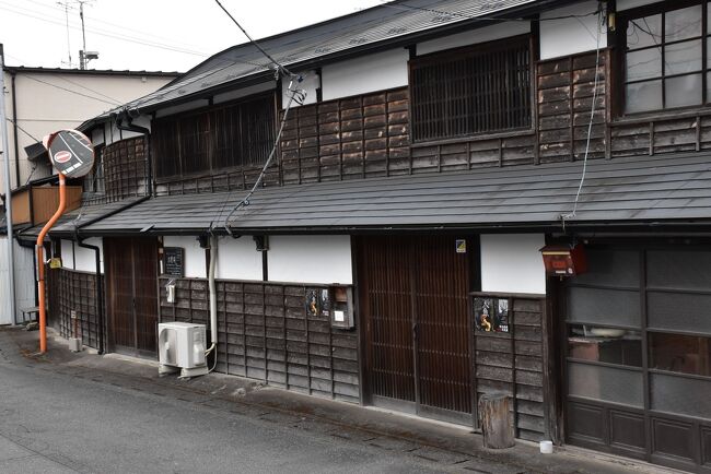 埼玉県の中央部よりやや西に位置する「小川町（おがわまち）」。<br />周囲を緑豊かな外秩父の山々に囲まれ、市街地の中央に槻川が流れ、歴史を誇る小川和紙や小川絹をはじめ、建具、酒造などの伝統産業で古くから栄えた町です。<br />明治35年ごろの小川町には400軒を超える商家が軒を連ねていました。<br /><br />小川町駅南側市街地は、江戸時代には六斎市が立つなど町の中心として繁栄し、その面影を残す町屋洋館、蔵などの建物が現存し、「埼玉県歴史のみち景観モデル地区」に選定されています。<br />古くから町場として栄えた町並みは、川越秩父街道（現在の国道254号）の南北に、それぞれに南裏、北裏とよばれる「町裏」が形成されています。<br /><br />西光寺の裏山にはカタクリの群生地があります。<br /><br />トップ写真は、南裏通りの「田中屋長屋」で、道なりに曲がっている建物です。<br /><br />なお、旅行記は下記資料を参考にしました。<br />・小川町、小川町の景観づくり「まち歩きマップ」、「町章の制定」「小川和紙について」<br />・日々田舎暮らし「灌仏会（小川町・西光寺）」<br />・文化遺産オンライン「旧玉成舎主屋」「田中屋長屋」<br />・今屋紙店のHP<br />・東武鉄道「TJライナー」<br />・ウィキペディア「槻川」