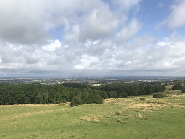 2019年8月、初めてヨーロッパに行ってみたいと思い、人生初のひとり旅でイギリスに行くことになりました。この旅で、家族や友達と行く旅行とはまた違った楽しさや面白さを知ることができ、旅が1つの大きな趣味になりました。<br /><br />今回は、そんなイギリスひとり旅を振り返ってみようと思います。<br /><br />⑧は、コッツウォルズ地方を観光したときの様子です。