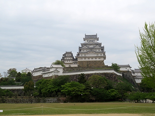 　2022年4月。1月からずっと忙しかった仕事が落ち着いてきたので2日間の休暇を取得することにしました。週末と合わせて4連休になるので2、3泊で国内を旅行しようと思いました。<br />　旅行先の候補はいくつかありましたが、久しぶりに鉄道旅行、いわゆる乗り鉄をしてみようと思い、まだ足を踏み入れたことのない中国地方に行くことに決めました。私の場合は乗り鉄と言ってもずっと鉄道に乗り続けるハードな旅は苦手なので、観光スポットや街歩きをしながらという緩い旅になります。<br />　いろいろ考えた結果、姫路城を観光し、中国山地の真ん中を通る姫新線、芸備線を通って広島に行き平和記念公園を訪問するというものにしました。また、ネットで調べてみると芸備線は青春18きっぷの有効期間はかなり混雑するとのことだったので、あえて有効期間後の平日を出発日にしました。<br /><br />1日目<br />新幹線で姫路へ移動。姫路城を見学後、姫新線で津山へ移動し宿泊<br />2日目<br />津山から姫新線、芸備線を乗り継いで広島へ移動し宿泊<br />3日目<br />広島市内を観光し、新幹線で帰路へ