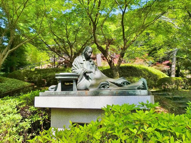 四季折々の花が咲く石山寺。<br />春は梅・黄水仙・桜が時期をずらしながら咲くのですが<br />その年の気候にもよりますが 全ての花が咲き揃う日が数日だけあり、<br />石山寺の一番美しい時だと思っています。<br /><br />その日に合わせて行く事が難しく、<br />結局 青紅葉と紅葉の時期に訪れました。<br />