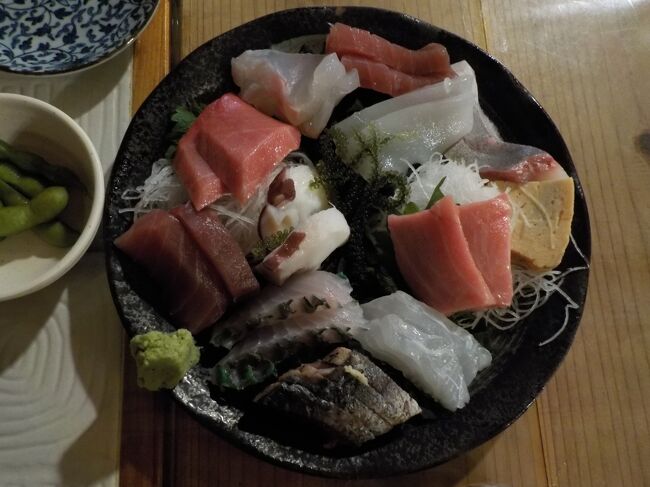 5月。沖縄地方は梅雨の真っ最中でした。<br />ですが一日中降るわけではなく、一時間ほど降っては止む、という程度。<br />市街地に出ても降雨で困ることはありませんでした。<br /> <br />海は、天気次第。シュノーケリングもしたいけれど、ツアーの事前予約はせずに天気を見ながら現地で決めることにして出発。(初日が好天だったので、翌日の予約を入れました)<br /> 観光などは最小限。だけど旨いものは食べたい。こちらの方は予約なしでは入りにくい店も多いと聞いて、3泊の間の夕食は全て予約をして島グルメを楽しみました。