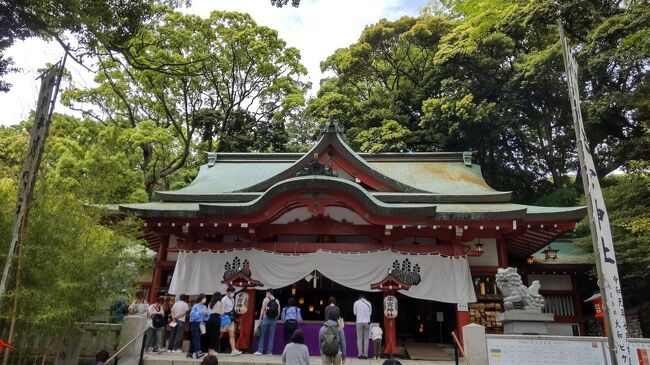 熱海に日帰り旅行。<br />新宿からロマンスカーに乗って小田原へ。<br />小田原駅から東海道本線に乗って熱海に向かう。<br /><br />新幹線で行くのが一番早いが、ロマンスカーも快適だし新宿から乗れるのはアクセスもいい。<br />ロマンスカーでは缶ビールを一本飲んでゆっくりする。<br /><br />熱海駅の改札を出て彼女と待ち合わせ。<br />まずは商店街を通ってサンビーチを散歩。<br />海を見ながらのびり散歩。<br /><br />ランチを食べにお目当ての「釜つる」へ。<br />予約してあるので時間に行くと直ぐに案内される。<br />カウンターばかりの店内だが雰囲気は良さそう。<br /><br />カウンター席に案内されメニューを見る。<br />干物屋が経営している店だから、やっぱり干物は食べたい。<br />刺身と干物が両方楽しめる海幸膳。<br /><br />生ビールを飲んでゆっくり待っていると料理登場。<br />ここで冷酒を注文。<br />富士の地酒を飲みながら、ゆっくり料理を楽しむ。<br /><br />干物はもちろん刺身も旨い。<br />美味しい料理と酒を満喫。<br /><br />食後は「来宮神社」へ。<br />恋愛のパワースポットとして人気の神社。<br />歴史のある大楠を見てゆっくり参拝。<br /><br />これはいい恋愛が出来そうかな（いい年して）<br />参拝後は駅の近くまで戻って日帰り温泉に入ろう。<br />「湯宿一番地」<br /><br />ゆっくり温泉につかって、休憩処のような場所で缶ビールやチューハイを少し飲んでゆっくりする。<br />熱海にきたらやっぱり温泉と海を楽しむ。<br /><br />平和通り商店街を歩いて駅に戻る。<br />駅ビル的なラスカでお土産を買ってもらう。<br /><br />彼女を見送って、少し時間があるのでラスカの２階にある「伊豆太郎」でちょい飲み。<br /><br />握りを食べながらビールを飲む。<br />美味しく食べて飲んで満足。<br />やっぱり熱海はいいね。