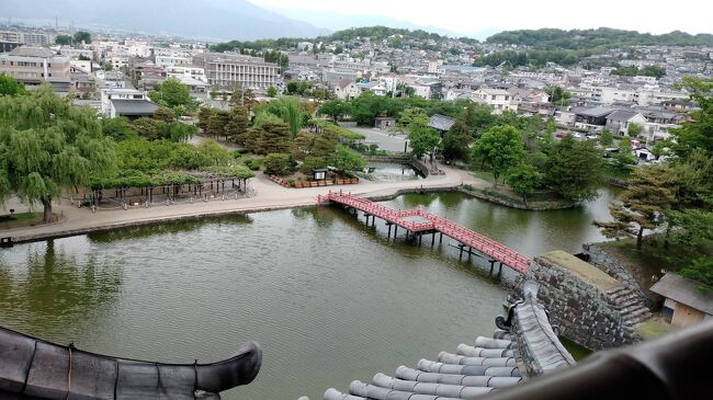 ２日間雨予報　お天気女の出辛子　さてどうなるか<br /><br />１日目　新宿から特急あずさで松本へ<br />　　　　ジジ２人は人力車に乗って松本城一周　<br />            他のジジババは松本城天守閣に上る。<br />            駅に戻ってホテルのバスで王ヶ頭ホテルへ<br /><br />２日目　朝散歩ツアーは王ヶ鼻へ<br />　　　　のんびりホテルで過ごして<br />　　　　バスで駅へ向かう<br />　　　　特急あずさで新宿へ帰京<br />