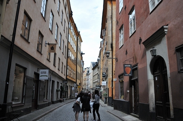 2015年夏。私はノルウェーを中心とする北欧を旅してきました。<br /><br />今回の旅の目的は鉄道旅行。特にスウェーデンのストックホルムからヨーロッパ最北端の駅ナルヴィクに向かう夜行列車はかつて宮脇俊三氏が「記者旅は地球の果てへ」で取り上げたこともあり、子供のころから絶対乗りたい列車のひとつだったのです。<br />ついに乗る機会に恵まれました。スウェーデン国鉄のホームページで1人用個室を予約。どんな車窓が見られるのか、今から楽しみです。<br />ちなみにヨーロッパ最北端の駅は厳密にいえばロシアのムルマンスクになりますが、外国人が気軽に行ける町ではありませんし、純粋な意味でのヨーロッパ最北端はやはりナルヴィクと言えるでしょう。<br /><br />また今回はオランダ経由としました。ノルウェーに行く前に、ヨーロッパでもっとも盛んと言われているオランダの野球をこの目で見たかったからです。<br /><br />オランダからはノルウェーの歴史ある港町であるベルゲンに飛び、ベルゲンからは世界一の長さを誇るソグネフィヨルドを船と列車で観光しオスロへ。<br />オスロからは特急列車で隣国スウェーデンの首都ストックホルムに向かい、念願のヨーロッパ最北端ナルヴィクまで夜行列車に乗車します。<br />ナルヴィクからは路線バスに乗ってファウスケという町まで下りトロンヘイムで一泊。<br />トロンヘイムからはフィヨルドの絶景が美しいラウマ鉄道に乗車しオスロへ。<br />最終日はオスロ観光、というスケジュールとなっています。10日間の旅行ですがノルウェー入りは3日目からとなりますので、かなり忙しいスケジュールになってしまいました。<br />スカンジナビア半島を鉄道でぐるりと回る今回の旅、素晴らしい車窓を楽しめそうです。<br /><br />■ 日程<br />2015年8月7日~2015年8月16日<br /><br />8/7 成田→イスタンブール→ロッテルダム<br />8//8 ロッテルダム→スキポール<br />8/9 スキポール→ベルゲン<br />8/10 ベルゲン→ソグネフィヨルド→オスロ<br />8/11 オスロ→ストックホルム<br />8/12 ストックホルム→ナルヴィク<br />8/13 ナルヴィク→トロンヘイム<br />8/14 トロンヘイム→ラウマ鉄道→オスロ<br />8/15 オスロ→イスタンブール→成田<br />8/16 成田着<br /><br />※ブログ『マリンブルーの風』に掲載した旅行記を再編集して掲載しています。<br />ブログには最新の旅行記も掲載していますので、ぜひご覧下さい。<br /><br /> 『マリンブルーの風』<br />http://blog.livedoor.jp/buschiba/<br /><br />2015年ノルウェー旅行記<br />http://blog.livedoor.jp/buschiba/archives/52486830.html<br /><br />ノルウェー旅行記の第15回です。<br />5日目はスウェーデンの首都ストックホルムを散策します。<br />ガムラ・スタンと呼ばれる旧市街を散策し、いくつかの教会を見学しました。<br />