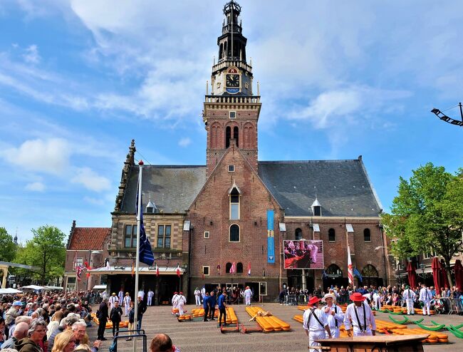 ドイツからオランダのアルクマールに日帰りで行ってきました。<br /><br />---Tagesfahren 13.5.2022---<br />オランダと言えば、ゴーダやエダムといった言わずと知れたチーズ大国。毎年春から夏にかけて開催されるオランダで最も歴史のある最大規模のチーズ市に行ってきました。<br /><br />---------------------------<br />※チーズ関連は、下記旅行記にても取り上げています<br /><br />◆スイス アッペンツェル・チーズ工房<br />https://4travel.jp/travelogue/11519555