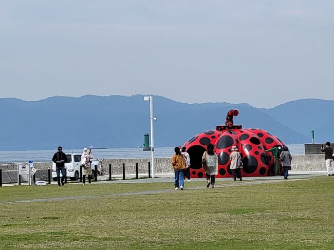 以前から話題になっていた直島<br />いつか訪れてみたかった。<br />島根の旅に同行した友人も行きたいとのことで早速訪れました。<br />往復とも有効期限が迫ったJALのマイルを使って羽田から大阪へ。リムジンバスで新大阪駅へ移動して新幹線で岡山駅。そこで東京から新幹線で来た友人と待ち合わせ。岡山から行きは路線バスで宇野港へ。乗り換えなくて便利でした。帰りは宇野駅から茶屋町乗り換えで岡山駅へ。新大阪~岡山は大人の休日倶楽部の割引を使用したので直島への往復交通費は総額￥12000位でした。<br /><br />最終日は新神戸で途中下車してちょこっと神戸も味わえて楽しかった！