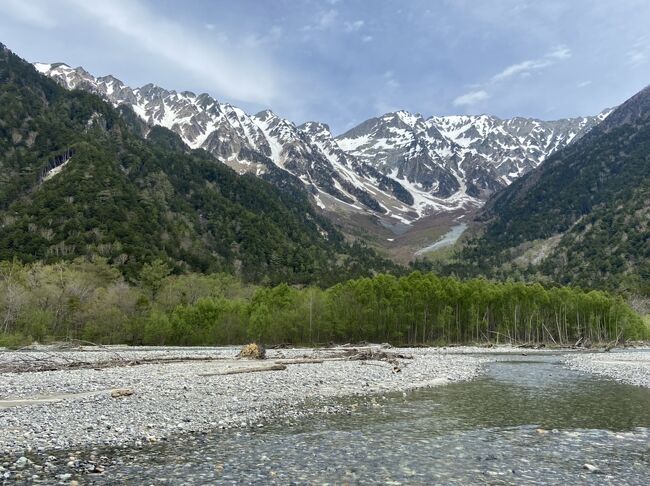 妻の誕生日祝いに残雪の穂高連峰を望むために上高地を訪れました。<br />上高地ホテル白樺荘の穂高連峰が部屋から一望できる部屋に泊まって十二分に目に絶景を焼き付けてました。<br />やはり残雪の穂高連峰は最高のロケーションでした。<br />五千尺ホテルでのランチも穂高連峰を望む窓側でいただきました。<br />翌日は奥飛騨からの槍ヶ岳もバッチリ見えました。<br />旅の締めくくりに日帰り温泉「ひらゆの森」で露天風呂でゆっくりくつろいで帰路につきました。<br />今回も天気に恵まれて絶景を堪能できラッキーでした。<br />