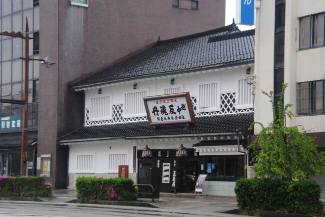 この日は朝から雨。<br />雨の中の富山市内散策です。<br /><br />ホテルで朝食を終えて、老舗薬屋さんである池田安兵衛商店へ。<br />富山の薬売りの歴史を知り、反魂胆の製造工程を知り、反魂胆を購入しました。<br />その後は薬と共に発展した富山の飴文化を知るために島川飴店に寄った後、近くの寺巡り。<br />雨の中でしたが、富山寺、光厳寺、日向山妙国寺と歴史あるお寺を巡りました。