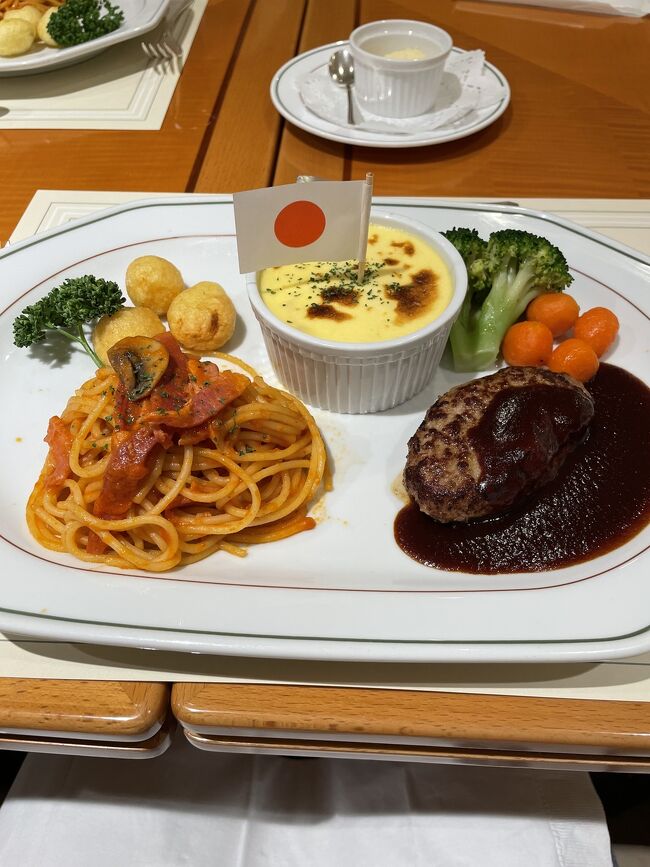 横浜の古き良きホテルは落ち着いてて、ゆっくりお友達や家族とご飯食べたりお茶するのにぴったりだと思います。プリンアラモードやドリアなど日本の洋食の元祖のカフェ。今日は大人のお子様ランチにしました。どれもハズレなしの美味しさ。<br />コーヒーはおかわり自由です。