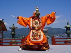 厳島神社 推古天皇祭遥拝式～本殿舞台で奉納されるキラキラの舞楽はこれぞ宮島。平家滅亡の後も一門の栄華を偲び、非常な努力で伝統は守られました～