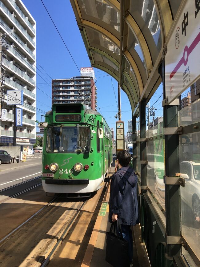 札幌には嬉しいことに路面電車が走っています。<br />はやくも明治時代から走り、大正時代になると電化されています。<br />札幌駅からは少し離れ（一番近い停車場まで徒歩10分位）、観光の際に乗る人は少ないと思いますが、一乗車につき200円で探偵映画のロケにも用いられたレトロ感あふれる車両で思い出になる時間を過ごせます。<br />数年前にループ化され、大通公園の南側を外回り内回りで山手線のようにグルグル回っています。<br />人に勧めていないで、私も今回ぐるっと回ってみようと思います。