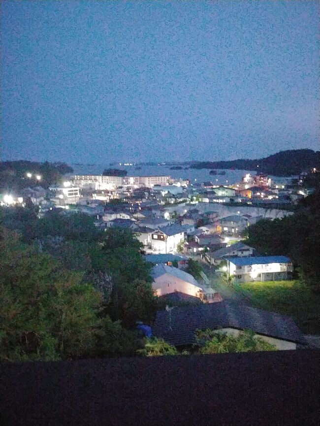 今月は石垣島と　秋田青森に行きました<br />石垣島は　梅雨真っ只中でしたが<br />北東北は　新緑の季節真っ只中で<br />最高でした<br /><br />青森から帰ると<br />夫が　期間限定楽天ポイント8.000円の<br />期限が切れるし　買うものが無いから<br />週末泊まりに行こう<br />とのお誘いです<br />仕事の予定は<br />土曜早く終わって　日曜休みじゃん<br />ではではお付き合いしまーす<br />で　夫が宿を手配します<br /><br />松島花ごころの湯新富亭で<br />週末なのに　二食付き2人で20.000円ぐらいと<br />嘘みたいな破格です<br />まぁご招待ってことで<br />疑わず　文句も言わずですね<br /><br />花ごころの湯って言うから　温泉かと思いきや<br />人口温泉とのことで<br />楽天トラベルで　温泉にチエックを入れると<br />引っかからないのに<br />お湯を前面に出した　お宿の名前は気になります<br />どんなお宿なのか　調査してきます