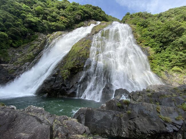 マイルを消化する旅の第2弾は屋久島に縄文杉に会いに行くことにしました。<br />北海道に引き続き出発当日までお天気を心配しながらの旅でしたが、2日目に目的達成!あとはのんびり~<br /><br />1日目/5月14日(土)<br />鹿児島で乗り継いで屋久島まで・・雨の羽田空港で屋久島の天候によっては鹿児島に引き返すこともあると言われ心配しましたが西に向かうにつれお天気も良くなり、晴れ渡った鹿児島空港からプロペラ機に乗って屋久島へ。<br />レンタカーを借りて<br />まずは【片桐さん】でランチ。トビウオのひつまぶしをいただきました。<br />サル川ガジュマル~トローキの滝~竜神の滝~千尋の滝~大川の滝~西部林道を抜けてホテルまで時計回りに島を一周。<br />ホテルに戻って温泉、夕飯・・明日に備えて早めに寝ました。<br />