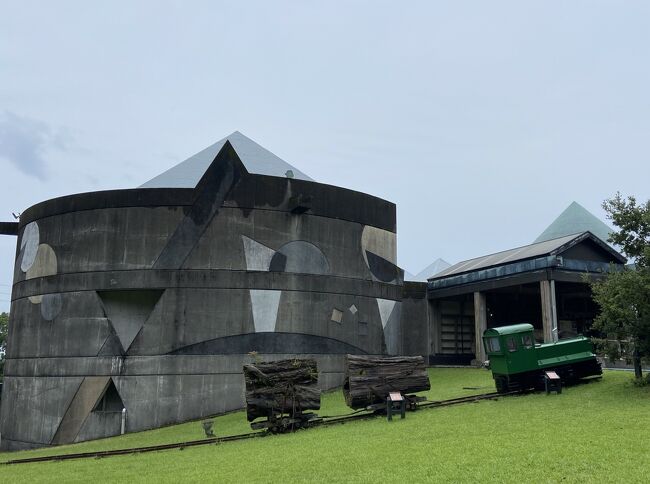 屋久島3日目/5月16日<br /><br />昨日の疲れで半日ゴロゴロ・・<br />【イルマーレ】でランチ~屋久杉自然館~屋久島世界遺産センター~屋久杉自然館別館(休館中)~地ビール購入~【潮騒】で夕飯とのんびり過ごしました。<br /><br />本当は月曜日のほうがすいているだろうからと、この日に縄文杉トレッキングのつもりでしたが、天気予報的に昨日の方が良かったので・・<br />という事で残りの2日間は実は無計画な予備日。<br /><br />白谷雲水峡とかヤクスギランドとか行きたいところはあったけれど、お天気よりも体力的にさすがに無理!<br />というわけで今日は屋久杉について学びの日にしました。<br /><br />※屋久杉自然館で見た縄文杉の実物大タペストリーの大きさに、昨日縄文杉をしっかり観察できていなかったことがわかりショックな私・・