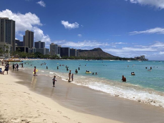 2022年3月からワクチン3回接種で安全な国からの帰国時は待機がなくなりました♪<br />今回は2.5日で行くハワイ ワイキキビーチ <br />成田発から成田着まで48時間もないんです ハワイ滞在は28時間位 そこまでして行きたいんかい(;^_^A<br />全く贅沢してない庶民的旅行なのに、20万超えました 物価が高いよう(つд⊂)エーン<br /><br />面倒くさそうに感じる陰性証明やらアプリやらも一回やってしまえば、そこまで面倒でもなかったです もうスマホがないと海外旅行が出来ない時代になってしまいました<br /><br />●2022/5 2.5日で行くハワイ1☆ZIP AIR搭乗記(往路)・出国前の陰性証明は1,900円!(都民無料) https://4travel.jp/travelogue/11755785<br />●2022/5 2.5日で行くハワイ2☆3回目のハワイにして初めてワイキキビーチに行ってみた https://4travel.jp/travelogue/11755927<br />●2022/5 2.5日で行くハワイ3☆ハワイアン航空搭乗記(復路)・ホノルルのPCRは15分・成田到着 やっぱり日本のお役所なのね… https://4travel.jp/travelogue/11756539