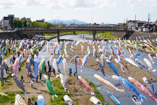 ゴールデンウィークに2泊3日で新潟へ行ってきました!<br /><br />12月と同じで、一番の目的はアルビレックス新潟の試合観戦。<br />プラス、おいしいものを食べたりランニングしたり、ちょこっと撮り鉄も。<br />お天気にも恵まれて、楽しい3日間となりました♪<br /><br />こちらは1日目の旅行記です。<br /><br />-----<br />▼1日目:鯉のぼりと信濃川ラン<br />https://4travel.jp/travelogue/11755938<br /><br />▼2日目:海里とアルビレックス新潟<br />https://4travel.jp/travelogue/11755970<br /><br />▼3日目:新潟市内ランと水上の旅<br />https://4travel.jp/travelogue/11755973<br />-----<br />