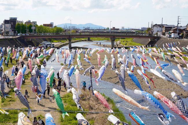 ゴールデンウィークに2泊3日で新潟へ行ってきました！<br /><br />12月と同じで、一番の目的はアルビレックス新潟の試合観戦。<br />プラス、おいしいものを食べたりランニングしたり、ちょこっと撮り鉄も。<br />お天気にも恵まれて、楽しい3日間となりました♪<br /><br />こちらは1日目の旅行記です。<br /><br />-----<br />▼1日目：鯉のぼりと信濃川ラン<br />https://4travel.jp/travelogue/11755938<br /><br />▼2日目：海里とアルビレックス新潟<br />https://4travel.jp/travelogue/11755970<br /><br />▼3日目：新潟市内ランと水上の旅<br />https://4travel.jp/travelogue/11755973<br />-----<br />