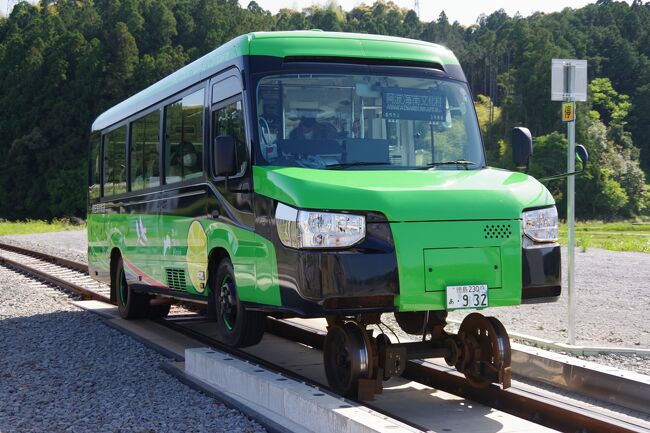 四国周遊の最初に、徳島県南端の海陽町から高知県の室戸岬を走る<br />阿佐海岸鉄道のＤＭＶ（ Dual Mode Vwehicle）に乗車しました。<br />第３セクターの阿佐海岸鉄道が、廃線になりそうだった中、<br />2021（令和3）年12月にＤＭＶという新しい交通手段として再出発をしました。<br />バスの車体に線路を走るための車輪を装着して、道路と線路の両方を走ります。<br />ＤＭＶの営業運転は世界初だそうです。<br />　せっかく四国まで行くのなら、これに乗らなくちゃ。予約を取って出掛けました。<br />ＤＭＶは、2路線あって、普段は徳島県海陽町の阿波海南文化村から高知県東洋町<br />にちょっと入って、また徳島県の道の駅宍喰温泉に行くコースです。<br />しかし、土日祝日限定の1便だけが、高知県の室戸岬を回り込んで、<br />道の駅とろむまで往復します。1週間に2便しかない特別便です。<br />今回はこれに乗車して、室戸岬の手前にある「むろと廃校水族館」で途中下車しました。<br />旧椎名小学校の校舎が丸ごと水族館になっています。<br />大規模な水族館と違い、珍しい魚はいなくても、<br />子供たちに馴染み深い学校の中なので、すごく人気があります。<br />「四国みぎした」に元気をもたらすＤＭＶ。ゆったりした時間を楽しむことが出来ます。<br />（2022年4月～2023年3月「四国みぎした55フリーきっぷ」を販売中ですが、<br />ＤＭＶの事前予約が出来ません）