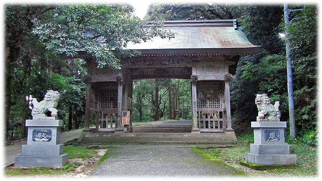 東郷池沿いの宮戸弁天から、山間地の上り坂を車で10分程走ると伯耆(ほうき)一ノ宮倭文(しとり)神社の社頭に至る。<br />社号標は「国幣小社　倭文神社」<br />社頭から続く石段を進むと趣のある随神門を始めとする社殿が広がる。<br />部材の至る所に繊細な彫が施され、興味の有る無しに関わらず訪れた者は必ず足を止め見上げる事だろう。<br />伯耆(ほうき)国一ノ宮　倭文(しとり)神社、通称　伯耆一ノ宮<br />【祭神】　健葉槌命(主神)、下照姫命、外五柱(事代主命、建御名方命、少彦名命、天稚彦命、味耜高高彦命)<br />をお祀りする。<br /><br />参道右側の小高い丘に「伯耆一ノ宮経塚」があります。<br />足元は良くないが訪れて見る価値はある。<br />そこは下照姫命の墳墓と伝えられていた場所。<br />「元旦の朝に金の鶏が鳴く」という金鶏伝説のあった場所でもある。<br /><br />計画外で訪れた伯耆国一ノ宮　倭文神社、静かな杜に包まれた本殿や随神門、それらに施された彫など一ノ宮の風格漂う神社です。<br />2021/10/25<br /><br />