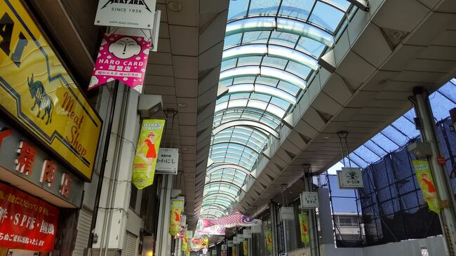 東武東上線大山。<br />都内有数の人気商店街ハッピーロードを要する街。<br />明るく活気のある商店街は歩いているだけでも楽しい。<br /><br />この日は昼飲みしようと大山で降りた。<br />ハッピーロードとは反対側の通りに出て路地に入る。<br />少し前に入った「鳥椿」へ。<br /><br />孤独のグルメに紹介された鶯谷と同系列。<br />この日は３人なので奥のテーブル席に案内される。<br /><br />まずは生ビールで乾杯。<br />料理は、孤独のグルメでも紹介された白いおろしポン酢からスタート。<br /><br />看板メニューのチューリップ。<br />そして分厚いハムカツ。<br /><br />美味しい料理を食べながらビールが進む。<br /><br />ホッピーセットの大を飲みながら塩煮込み。<br />焼酎が入れ放題だから少し飲み過ぎた。<br /><br />にもかかわらずハイサワーセット中を追加。<br />美味しいサワーを飲みながら鳥一夜干し。<br /><br />リーズナブルに飲んで２軒目へ。<br />ハッピーロードにある「コテコテＣＬＵＢ」へ。<br /><br />お好み焼きを食べながら鬼レモンサワー。<br />久しぶりのお好み焼きも旨いし、レモンサワーはさっぱりする。<br /><br />もんじゃ焼きも海鮮たっぷりでいい。<br />久しぶりのお好みともんじゃは楽しい。<br /><br />店を出てはをぶらつく。<br />テレビでも紹介される人気店「ミートショップアライ精肉店」<br /><br />肉屋のコロッケを買い食い。<br />人気商店街ならではの楽しさだ。<br /><br />人気のケーキ屋「マテリエル」で美味しいスイーツを買って帰る。<br />少し歩いたから小腹が空いてきた。<br />立ち食いそばでもと思ったが、何となく激辛が食べたくなり上板橋にある激辛の超人気店に行こう。<br /><br />駅を降りて目の前にある「蒙古タンメン中本」<br />赤い看板からして辛そうだ。<br /><br />テーブル席に座って瓶ビールを飲みながら、激辛ＮＯ．２の北極ラーメンを待つ。<br />１０年位前にチャレンジして玉砕した激辛ラーメン。<br /><br />着丼した北極ラーメンはいかにも辛そうな赤いスープ。<br />スープを飲んだら意外と大丈夫かな。<br />コシのある麺を食べスープを飲み、野菜や玉子を食べる。<br /><br />途中できつくなりスープ完飲は諦めたが、麺と具は完食。<br />辛さに強くなったのか北極撃破！<br />次回は頂点の冷やし味噌タンメンに挑戦してみよう。<br /><br />大山から上板橋を昼飲み食べ歩き。<br />少し食べ過ぎたが楽しかった～。<br /><br />