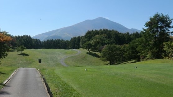 Gotoトラベル代替のような地域割。<br />地方ごとにブロック割があるほか、隣接県も対象になったり、近場の旅行が格安に楽しめます。<br /><br />わが埼玉県も地図を見るとわかるように、微妙に長野県と接していることから、長野県の地域割である信州割スペシャルが埼玉県民にも適用になります。<br /><br />もともと5月第2週の週末は軽井沢へ学友とゴルフへ行くことが前々から決まっていたので、それに併せて信州割を使って温泉宿2泊へ行って来ました。<br /><br />今回は珍しく夫婦旅（最初の2泊だけ）<br />写真を撮りたいという希望もあったので、特にどこかへ行くというあてもなく、私の市町村巡りの傍ら、なにかあれば立ち寄る、というスケジュールです。<br /><br /><br />■ルート<br />5/12　埼玉－（山形村・朝日村・青木村）－戸倉上山田（泊）<br />5/13　戸倉上山田－（池田町・生坂村・小川村・高山村）－湯田中（泊）<br />5/14　湯田中－（木島平村・野沢温泉村）－軽井沢（泊）<br />5/15　軽井沢ゴルフ－埼玉<br /><br />■やど（割引前価格）<br />5/12　戸倉上山田温泉　リバーサイド上田館<br />　　電話予約　8,730円（2食付）<br />5/13　湯田中温泉　水明館<br />　　ホテルWEBで予約　8,730円（2食付）<br />5/14　軽井沢　友人の別邸<br /><br />■旅行の足<br />　我が家のコンパクトカー<br />