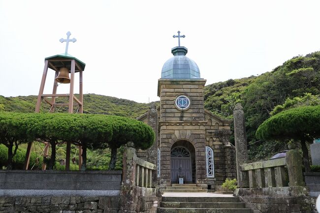 昨年に行った対馬・壱岐諸島に続いて長崎の五島列島に出かけて来ました。<br />五島列島と言えば世界遺産の教会群と美味しいお魚。<br />その二つを楽しみに2泊3日の団体ツアーで五島列島の島巡りをしてきました。<br />五島列島の島々の教会群を効率的に巡るには団体ツアーがよいと思い、今回はＪＴＢ旅物語のツアーに参加しました。<br />今回の旅程は、<br />5月15日（日）新神戸駅から新幹線で博多駅に向かいバスで長崎港へ移動。その後高速艇で五島列島の福江島に渡って、鎧瀬溶岩海岸と鬼岳を観光して宿泊。<br />5月16日（月）海上タクシーを利用して久賀島の旧五輪教会堂、奈留島の江上天主堂を観光し、上五島に渡って海童神社、頭ケ島天主堂、中ノ浦教会、若松大橋と奈良尾神社を観光して高速艇で福江港に戻って宿泊。<br />5月17日（火）井持浦教会、大瀬崎断崖、高浜ビーチ、遣唐使ふるさと館と水ノ浦教会堂を観光し、高速艇と新幹線などを利用して帰宅。<br />天気予報ではあまり良い天気ではなかったのですが、ツアーメンバーに晴れ男と晴れ女が多かったせいか、絶景の五島列島を巡ることができました。<br />もちろん美味しいお魚もお腹いっぱい、いただきました。<br />今回は、旅行２日目の奈留島の江上天主堂観光後に行った、上五島の観光を紹介します。<br />上五島の中通島、若松島、頭ケ島の三つの島を小型バスで観光しましたが、これらの島々には何と29もの教会があります。<br />宗教弾圧に苦しんだ信者の方々と信仰の篤さを感じました。<br />表紙の写真は、世界遺産の頭ケ島天主堂です。