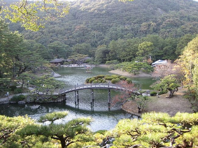 JALのどこかにマイルで、高松が行き先に決まったため、今回はうどん県の香川県高松の旅行を計画しました。<br />出発は羽田からスタートです。高松空港に着いたら、バスや電車を利用し、いろいろな観光地を巡ります。<br /><br />1日目は金刀比羅宮と栗林公園を観光し、宿泊はよくお世話になっているスーパーホテルさんです。<br />2日目は屋島やJR高松駅周辺の観光をして、帰路につきました。<br /><br />金刀比羅宮や栗林公園は、とにかく見どころがたくさんあって、限られた時間内で大急ぎ気味に観光しましたが、もっとじっくり観光したかった思いも強く残っています。<br /><br />また、香川県だけにうどんを食べるのですが、有名な名店だけでなく、宿泊先のスーパーホテルさんの朝食で出たうどんも、名店に負けないくらい美味しくてびっくりしました。<br /><br />目的としていた観光地にはしっかり行くことができ、名物も美味しく食べてこられたとても充実した旅となりました。