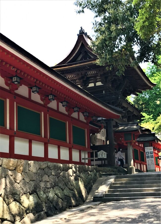 奈良盆地の東の山裾に続く山の辺の道（南コース）、ＪＲ天理駅～ＪＲ三輪駅間を三分割して歩いた散策の、今回はラストコース。地図上での歩く距離は３回のうちの最長で、約７．２キロ。<br />春とはいえ、かなり暑かった。また、いかにも山の辺の道って感じの上りの険しい道があったりしたが充分山の辺の道の散策を楽しむことができた。