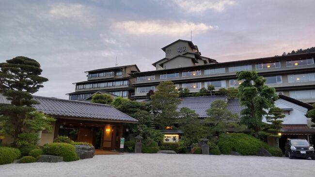 この日の前日宿泊予定のゲストハウスではなく、親旅館から連絡がありました。<br />ゲストハウスの宿泊がひとりなのでそのままの宿泊費で旅館に変更してもいいですかと。<br />何も問題ないので大丈夫ですと回答。<br />ゲストハウスがそこの旅館が経営していることは知らず、旅館の名前も知りませんでした。<br />到着してみたら・・・<br /><br />【共通内容】<br />福岡空港利用の中国地方の温泉を巡る旅です。<br />もともと北九州と博多に宿泊予定でした。<br />ただレンタカーも借りており小倉駅前と博多駅前のホテルではなんかアンバランス。<br />レンタカーをキャンセルするか？ホテルキャンセルするか？<br />レンタカー利用しての旅を選択しました。<br />そして中国地方の旅に変わりました。<br /><br />１１泊１２日旅行代金合計　７９８４１円<br /><br />宿泊費小計　３４８５０円<br />１泊目　ダイワロイネットホテル千葉駅前　夕食・地域クーポン２０００円　１００９０円ー５０００千葉県民割ー３０００じゃらんクーポンー１３００じゃらんポイント＝７９０円<br />２泊目　アクティブリゾーツ福岡八幡　朝食　５９５０円ー５００じゃらんクーポン＝５４５０円　宿泊税２００円　入湯税１５０円<br />３泊目　かんぽの宿光　２食　１３０５０円ー２０００楽天クーポンー１１０００ポイント＝５０円<br />４泊目　アパホテル倉敷駅前　素泊　３８００円<br />５泊目　関金温泉湯楽里　素泊　３９６０円ー１０００じゃらんクーポン＝２９６０円<br />６泊目　翠鳩の巣→佳翠苑皆美　朝食　５５００円ー２５００じゃらんクーポンー１５００じゃらんクーポン＝１５００円<br />７泊目　尾道ふれあいの里　２食　１００００円ー２０００じゃらんクーポン＝８０００円<br />８泊目　スーパーホテル湯田温泉　朝食　５７００円ー１０００じゃらんクーポンー２３００じゃらんポイント＝２４００円<br />９泊目　リッチモンド成田　朝食　２０００地域クーポン　１０２００ー５０００千葉県民割ー２０００じゃらんクーポン＝３２００円<br />１０泊目　スーパーホテル千葉駅前　２食　２０００地域クーポン　１０２００円ー５０００千葉県民割ー１５００じゃらんクーポン＝３７００円<br />１１泊目　アパホテル＆リゾート東京ベイ幕張　夕食　２０００地域クーポン　１００００円ー５０００千葉県民割ー２０００じゃらんクーポン＝３０００円<br /><br />交通費小計　２５６００円<br />飛行機　成田→福岡　２０００円＋４２０円＋１１０円＋２１０円＝２７４０円<br />旅くじのため支払は往復５０００円<br />レンタカー１１日間　３３４００円ー１００００楽天クーポンー２８００楽天クーポン＝２０６００円<br />ガソリン　９４２１円　１４４０ｋｍ／６０．７３Ｌ＝２３．７１ｋｍ／Ｌ<br />有料道路　門司港→下関　１１０円<br />駐車場（倉敷）　４４０円<br />駐車場（湯田温泉）４００円　<br />有料道路　下関→門司港　１１０円<br />飛行機　福岡→成田　２０００円＋４２０円＋１１０円＋２１０円＝２７４０円<br /><br />飲食費小計　８３１０円<br /><br />その他小計　６００円<br />青山剛昌ふるさと館　７００円ー１００クーポン＝６００円