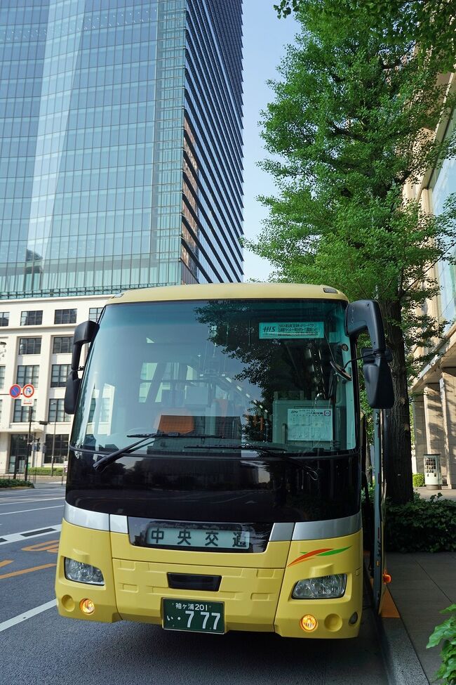 5月の上旬は知床へ1週間ほど旅するつもりでしたが、ツアーの催行人数に達することなく中止になってしまいました。ぽっかり空いてしまった予定に急遽HISの「足元ゆったりシートで行く♪立山黒部アルペンルート・雪の大谷ウォークと開放感たっぷり!新緑の黒部峡谷鉄道・トロッコ列車に乗車&宇奈月温泉2日間」に申し込んでみました。1泊2日でお手頃な料金設定だったのと、宇奈月温泉に泊まれるのも魅力でした。昨年の夏の信州旅行で黒部ダムまで行っていながらその先の立山まで行けなかった無念さが残っていたこともありました。今回の旅で父の遺していた写真の順番や記憶が整理できて、中途半端になっていた旅行記の修正もすることが出来ました。 <br /> さて今回の旅の当日は平日の早朝に東京駅に行くということでかなり早い時間に家を出ました。午前5時を少し回った所でも池袋発の丸の内線はそこそこ混んでいましたが座ることが出来ました。集合場所の丸ビル前に着いてもまだ誰もいませんでした。仕方ないので東京駅の煉瓦駅舎の写真を撮って時間調整します。それらしいバスが来てそれらしい方が来られたので近くまで行くとHISの添乗員さんでした。検温をして体調確認表を貰って手続きを済ませます。この日の参加者は1人参加2名と2名参加16名の18名ということでした。HISの場合かなり詰め込まれるので心配していましたが、今回はラッキーでした。昨年の伊勢志摩の旅ではHISのラッピングバスの狭い座席に閉じ込められた43人のツアーだったので、今回は足元の広いバスを利用したものを選びました。座席は横4列に対して1組を1列ごとにテレコに座るので、前後には誰もいない状態なので座席をリクライニングもすることが出来ます。長丁場のツアーのなのでこれは助かりました。添乗員さんに後で聞いた話ではこれにあと1名でも参加者が増えたら成立しない並び方だったそうです。午前6時50分にバスは出発して、一ツ橋料金所から首都高速に入って関越自動車道に向かいます。宇奈月温泉までの道中では「上里サービスエリア」と上信越自動車道の「小布施サービスエリア」で休憩が入ります。小布施は4月に旅したばかりで懐かしかったです。その時は雪を頂いていた北信五岳も戸隠山と妙高山以外は雪が無くなっていました。北陸自動車道路に入って、親不知を通過した先の「越中境サービスエリア」で40分の自由昼食になります。デイリーヤマザキの中にイートインがあって、富山ブラックラーメンと旬の白エビかき揚げ蕎麦をいただきました。立山連峰の山々を眺めながら黒部で高速を降りてバスは黒部川沿いに宇奈月温泉へ向かいます。