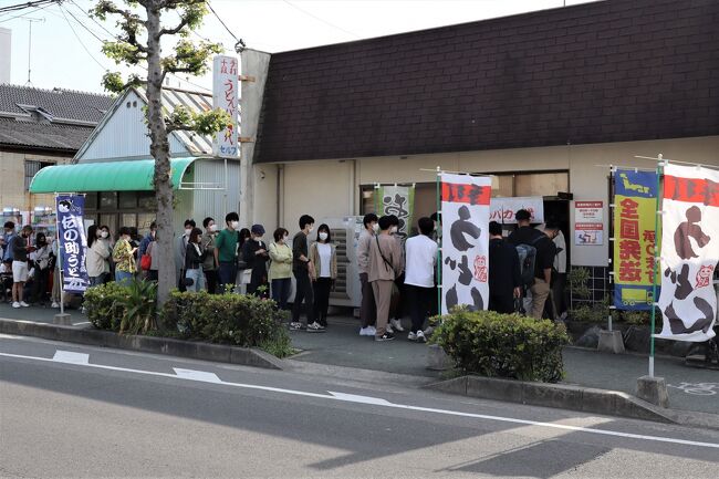 3年ぶりに行動制限のないゴールデンウィークで高松にうどんを食べに。ところが、有名店はどこに行っても長い行列でたどり着けず。そこまでして一杯のうどんを食べたいのか、と思うほど。しかし結局、自分もうどんのハシゴでした。