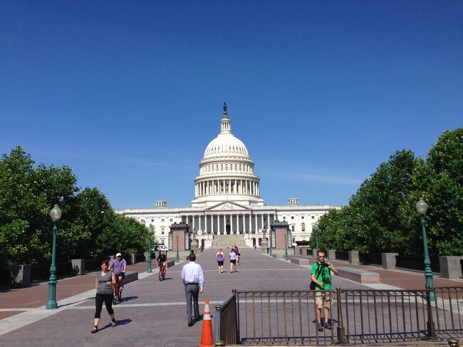 アメリカの政治関係のニュースで見かけることの多いアメリカ合衆国議会議事堂を実際に見に行きます。大統領就任式や演説でも見る建物ですが、南北に上院と下院があり、歴史的な建築も見どころです。