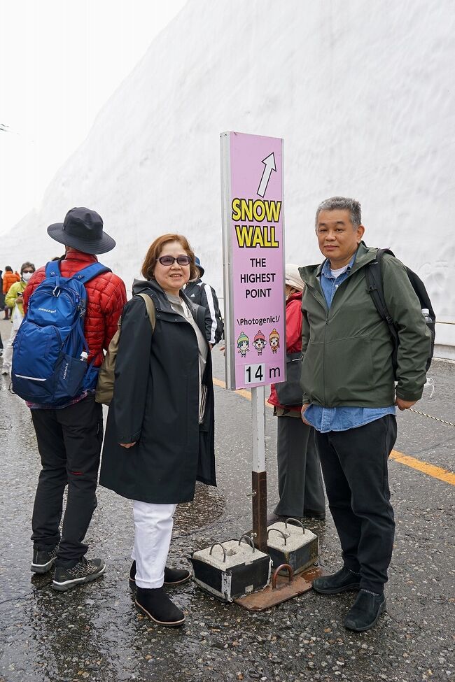 今回のツアーのメインイベントの室堂の観光です。ここでの自由時間は1時間50分しかなく、その中でお昼も食べなければなりません。HISで用意してくれたオプションの食事を注文しておいたのは正解で、予約無しでは食事が出来なかったかもしれません。お腹がいっぱいになったところでそのままホテルの階段を上がって屋上に出ます。ここから室堂高原に出ることが出来ます。今回の旅では防寒対策についていろいろ考えましたが、靴についても悩みました。最初はビブラムソールのハイカットのブーツを履いて行こうと思いましたが、初日のトロッコ電車では必要ありませんし、2日目も「雪の大谷」では必要ありません。そこでメレルのシューズにも装着できるゴム製のアイゼンを持ってくることにしました。これは以前にLOFTのセールで500円だったので2つ購入したものでしたがとても役に立ちました。妻は念のためにストックを持ってきましたが、「みくりが池」までも行けなかったので必要なかったかもしれません。室堂に立って360度のパノラマを眺めていると子供の頃の家族旅行のことが思い出されます。その時は現在は無くなっている「房治荘」に泊まって、今は他チリ禁止になっている「地獄谷」の中も歩きました。その時の紅葉の美しさは忘れることが出来ないほどです。30代の頃にヨーロッパアルプスにあこがれてトレッキングをしたり、スキーを楽しんだ原点はここにあったのかもしれないと思いました。「雪の大谷」も見なければならないので、あまりゆっくりはできませんでした。今年のスタート時は18メートルあった積雪は14メートルになっていましたがすごい迫力でした。天気も良くて最高のツアーになりました。