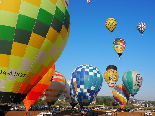 毎年GWに佐久バルーンフェスティバル、熱気球ホンダグランプリ第２戦が行われます<br />今年は栃木の渡良瀬遊水地で行われる第１戦が延期になり、１２月の最終戦に変わりましたので、佐久が第１戦という事になるのかな？<br /><br />一昨年と昨年はコロナの影響で、観客を入れずに競技が行われたようです<br />今年は３年ぶりに観覧出来たのですが、ステージイベント、体験イベント、飲食などのブース出店、バルーンイリュージョンなど、大会以外のイベントのほとんどが開催されなかったので、観光する側としてはちょっと寂しい感じもしましたが...<br />行った日の競技は、天候や風などのコンディションが良かったのでキャンセルにならず、目の前で飛び立つ熱気球たちはとっても迫力もあり、いつ見ても感動します＾▽＾<br />