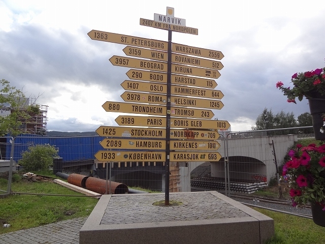 2015年夏。私はノルウェーを中心とする北欧を旅してきました。<br /><br />今回の旅の目的は鉄道旅行。特にスウェーデンのストックホルムからヨーロッパ最北端の駅ナルヴィクに向かう夜行列車はかつて宮脇俊三氏が「記者旅は地球の果てへ」で取り上げたこともあり、子供のころから絶対乗りたい列車のひとつだったのです。<br />ついに乗る機会に恵まれました。スウェーデン国鉄のホームページで1人用個室を予約。どんな車窓が見られるのか、今から楽しみです。<br />ちなみにヨーロッパ最北端の駅は厳密にいえばロシアのムルマンスクになりますが、外国人が気軽に行ける町ではありませんし、純粋な意味でのヨーロッパ最北端はやはりナルヴィクと言えるでしょう。<br /><br />また今回はオランダ経由としました。ノルウェーに行く前に、ヨーロッパでもっとも盛んと言われているオランダの野球をこの目で見たかったからです。<br /><br />オランダからはノルウェーの歴史ある港町であるベルゲンに飛び、ベルゲンからは世界一の長さを誇るソグネフィヨルドを船と列車で観光しオスロへ。<br />オスロからは特急列車で隣国スウェーデンの首都ストックホルムに向かい、念願のヨーロッパ最北端ナルヴィクまで夜行列車に乗車します。<br />ナルヴィクからは路線バスに乗ってファウスケという町まで下りトロンヘイムで一泊。<br />トロンヘイムからはフィヨルドの絶景が美しいラウマ鉄道に乗車しオスロへ。<br />最終日はオスロ観光、というスケジュールとなっています。10日間の旅行ですがノルウェー入りは3日目からとなりますので、かなり忙しいスケジュールになってしまいました。<br />スカンジナビア半島を鉄道でぐるりと回る今回の旅、素晴らしい車窓を楽しめそうです。<br /><br />■　日程<br />2015年8月7日～2015年8月16日<br /><br />8/7　成田→イスタンブール→ロッテルダム<br />8//8　ロッテルダム→スキポール<br />8/9　スキポール→ベルゲン<br />8/10　ベルゲン→ソグネフィヨルド→オスロ<br />8/11　オスロ→ストックホルム<br />8/12　ストックホルム→ナルヴィク<br />8/13　ナルヴィク→トロンヘイム<br />8/14　トロンヘイム→ラウマ鉄道→オスロ<br />8/15　オスロ→イスタンブール→成田<br />8/16　成田着<br /><br />※ブログ『マリンブルーの風』に掲載した旅行記を再編集して掲載しています。<br />ブログには最新の旅行記も掲載していますので、ぜひご覧下さい。<br /><br /> 『マリンブルーの風』<br />http://blog.livedoor.jp/buschiba/<br /><br />2015年ノルウェー旅行記<br />http://blog.livedoor.jp/buschiba/archives/52486830.html<br /><br />ノルウェー旅行記の第21回です。<br />ノールランストーグ号に乗車しストックホルムから欧州最北端の駅ナルヴィクに到着。<br />8月でも肌寒い北極圏の町ナルヴィクを散策しました。