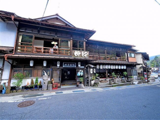 1736　洞川の散歩のあと本日の宿泊　桝源旅館に帰る．1泊2食付き　16060円　修験者が宿泊する風情が残る宿だ．木造の伝統的な建物．昭和に戻った感じ，縁側が特徴で修験者が旅装束を取る場所だ．角の広い部屋に泊まる．温泉は後からボーリングで掘り当てたようだが，一人でゆっくりとは入れた．夕食は山の幸やさしみなど．鮎と粗野な形の豆腐が山の上らしい．この山奥としてはいいとおもう．朝は典型的な和食．久しぶりに古い宿らしい宿に泊まった気分．小学校の頃の修学旅行を思い出す．出発の時大峰山の名水「ごろごろ水」をもらった．<br />0849　出発　最初大峰山側へ車で登る．大橋茶屋の先でUターン，その後山上ケ岳歴史博物館に行ったが，休みだったので龍泉寺の駐車場でUターン．<br />0922虻トンネルの手前の駐車場に，「みたらい渓谷」遊歩道を途中まで歩く．もう少し先に滝があったが，知らずにUターンしてしまった．ちょっと残念！まあ先があるのでいいかなと思う．0950　出発