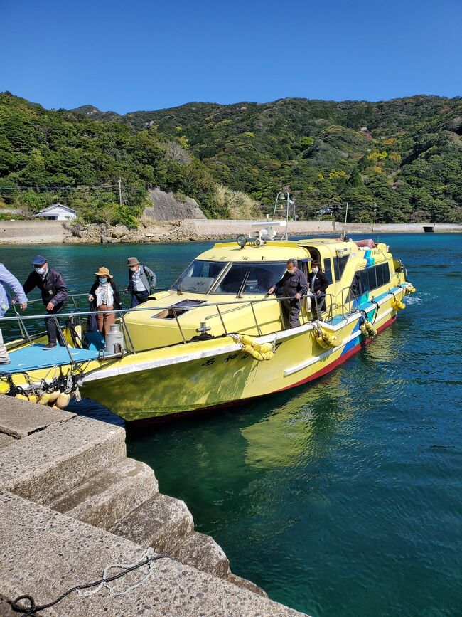 さぁ、いよいよ船に乗って他の島の教会見学へ。船酔いしませんように。